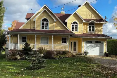 Image de Magnifique chalet sur le bord de l'eau à 20 minutes du Mont Orford et Magog.