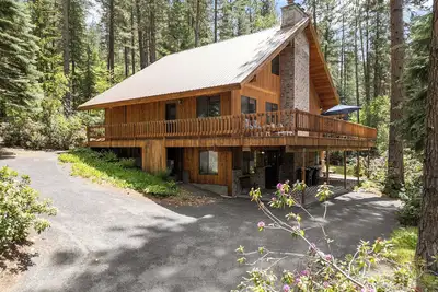 Retro Retreat with Peaceful nature views! Bbq grill, ping pong, views of Icicle River