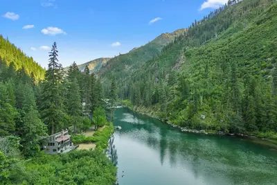 River Chalet - Riverfront Oasis with Panoramic Views