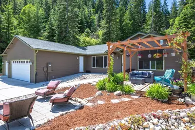 Wildflower Villa -Beautiful Setting with a Scenic