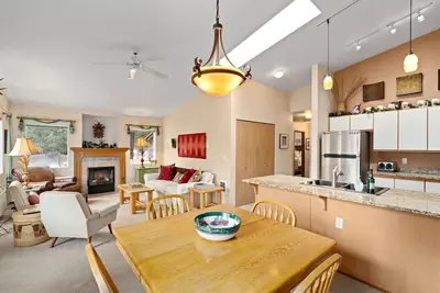Snow Lakes Suite -Walk 20 minutes to Town!