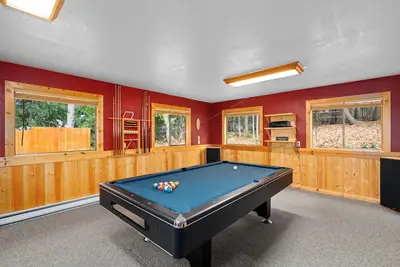 Large Lodge with 2 Gamerooms for Twice the Fun