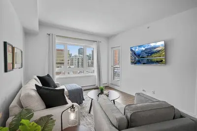 Image de \"The Monopoly\" Ug Parking | Mins to Saddledome