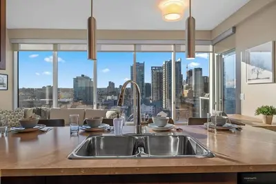 Image de King Bed | Calgary Tower Views |Walk to Saddledome