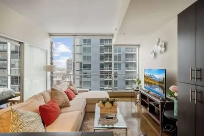 Image de King Bed | Dt Views | Ug Park | Walk to Saddledome