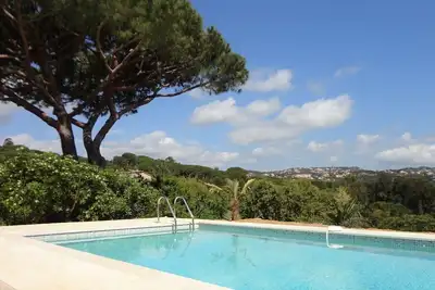 Image de Villa avec piscine et vue mer panoramique, au calme, proche de plages réputées