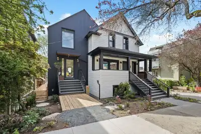 Image de The Cedar Haus -  located in the heart of the Commercial Drive Village\n