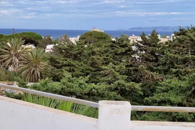 Image de Studio cosy avec terrasse, vue montagne et mer.