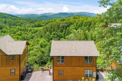 Image de Spacious Cabin: Great views, convenient location, theater, game room, hot tub
