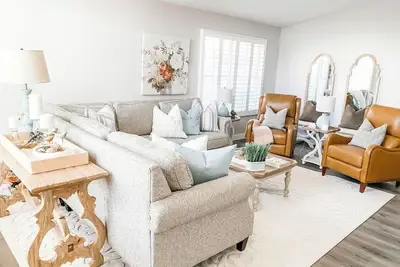 Image de New! Peaceful, clean, heated pool, lake 2 blocks, outdoor bed swing\n\n