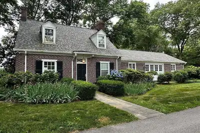 Image de Charming 4-Bedroom Cottage - Vineyard Views & Waterfront Tasting Room & Resort