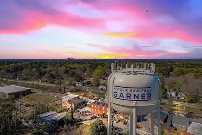 Image de 4 BRs / 3 Full Baths - Stroll to Coffee, Bakery, Wine Bar - Downtown Garner