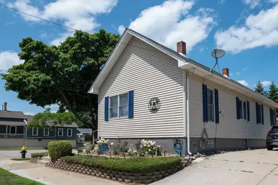 Image de Family & Business Travel Ready- North Beach Bungalow! Minutes to Everything!