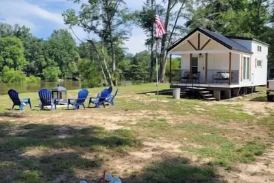 Image de Cute Tiny Home on the River