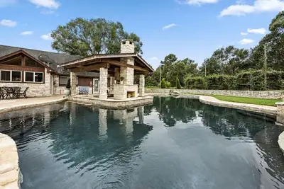 Image de Tomball 3-Acre Event Venue - Pool, Pond, HotTub