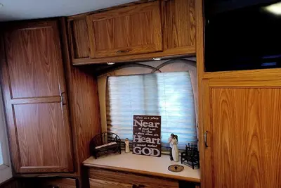 Image de Cozy Rv situated on a hillside above the lake