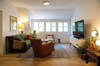 Sweetgum Manor: Spacious 3 Bedroom, 2 Bathroom on Scenic & Lush Grounds