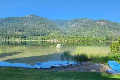 Image de Rustic 4-bedroom, lakefront, log cabin on Bull Lake!