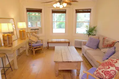 Image de Beautifully Appointed 'Home Away From Home' in the Leafy Heart of Riverhead