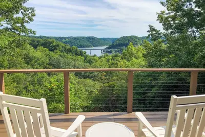 Image de Center Hill Couples Retreat Cabin: Lake View, Deck