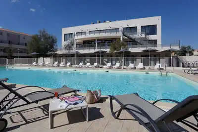 Image de Appartement duplex avec vue piscine, près du port