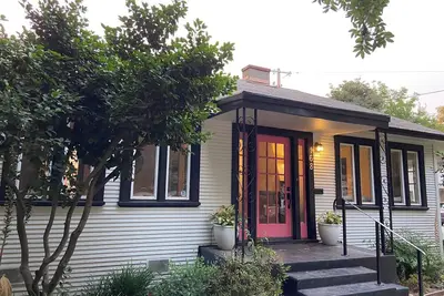 Image de Charming 2-bedroom bungalow within walking distance of Enloe Medical Center.