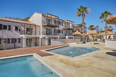 Image de T2 Pmr à 650m de la plage | Piscine extérieure