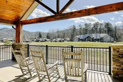 This stylish condo is the perfect  location Near The Great Smoky Mountains Park