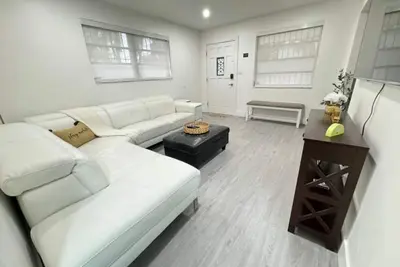 Image de LaBella Suite- 2/1  in Miami, Modern home, Bbq