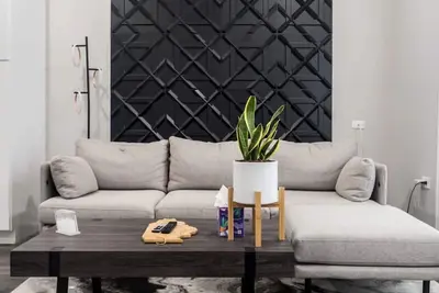 Image de Modern 2-bedroom 2 -bath condo in wonderful Woodlawn Chicago.