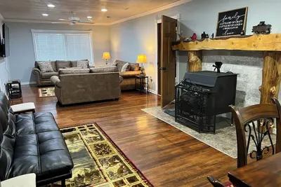 Image de 5 bedroom, 3 bath, beautiful hickory kitchen, large living space, sleeps 14