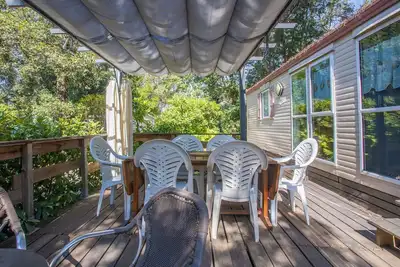 Image de Mobile Home 'Montana Parc' avec piscine partagée, terrasse privée et climatisation
