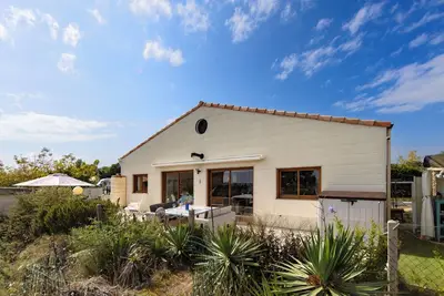 Chalet Les Pieds Dans L'eau avec vue sur la mer, Wi-Fi et climatisation