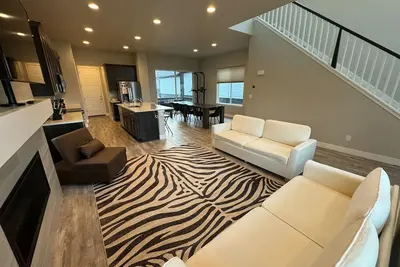 Image de New Charming 3 Bedroom Contemporary House with Ac, WiFi by The Airport Aurora