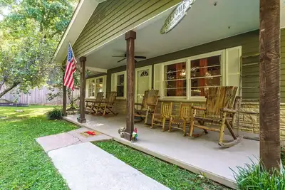 Image de Secluded - Near Pigeon Forge + Gatlinburg! Hot Tub + Firepit + Game Room + WiFi