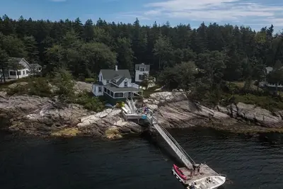 Image de 2 oceanfront Cottages with spectacular views, equipped with a deck offering direct water access