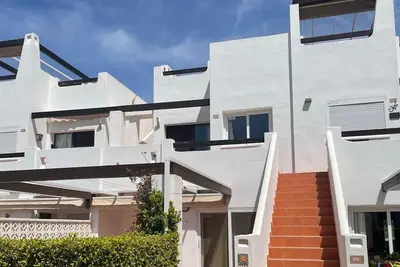 2 Bed Flat - Sleeps 4 - Pool - Parking - Wifi