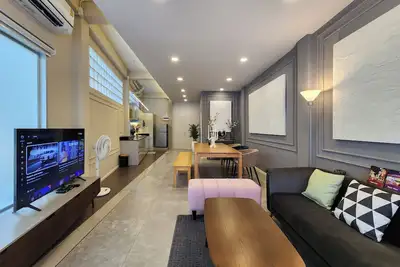 Image de Nice Decorated townhouse in local neighborhood, 10 minutes walk to Bts