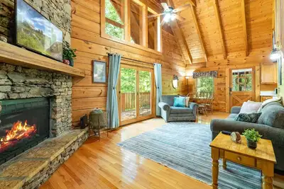 Image de 10 minutes to Pf/Pool/Hot Tub/Fishing/Serene deck