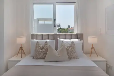 Image de Phaedrus Living: Terra Cotta City Flat