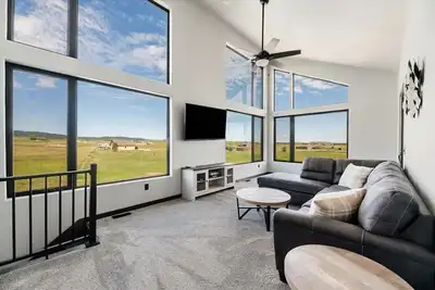 Image de Bear Butte Luxury Retreat~ Hot Tub~ 10 Mins to Dt