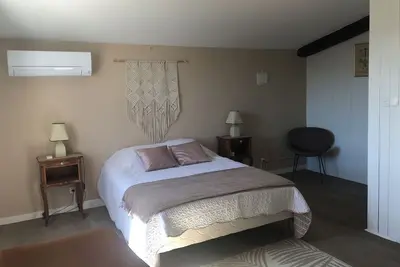 Image de Mas entouré de vignes et d'oliviers. Proche de la mer et situé au calme.