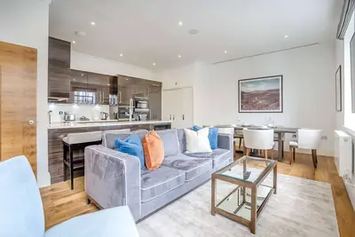 Image de Riverside 3 Bedroom Penthouse with Terrace & study