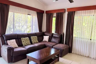 Image de Coastal Comfort: Spacious Second-Floor Getaway