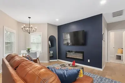 Image de Cozy 3BR_KingBed|GameRoom+HotTub|Walkable to Dt Ls