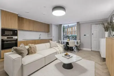 Image de Renewed Oxford St apartment with central Ac