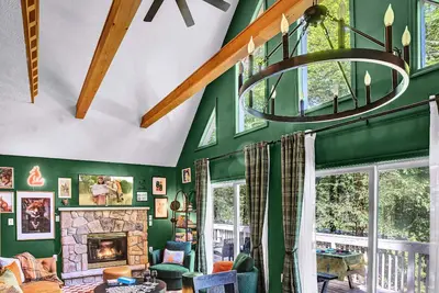 Image de Foxfire Haus - Modern - Lake & Beach, Hot Tub