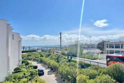 Image de Studio lumineux avec cabine, parking privé, près de la plage