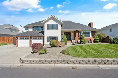 Image de Quiet modern home, Sleeps 12, Hot tub, Private yard