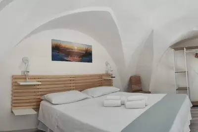 Image de Marine Place Small apartment with vaulted star loft in central area